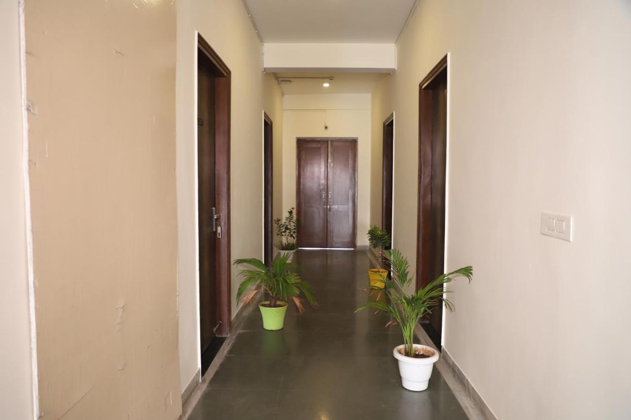 Hotel The York - Couple-Unfriendly Hotel Noida Exterior photo