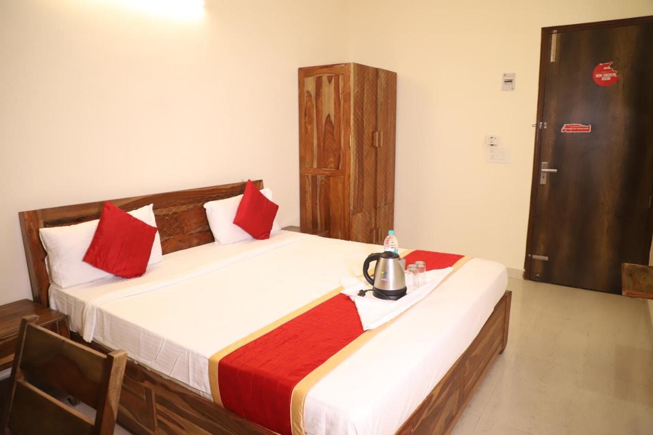 Hotel The York - Couple-Unfriendly Hotel Noida Exterior photo